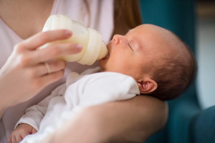 why baby squirm when bottle feeding